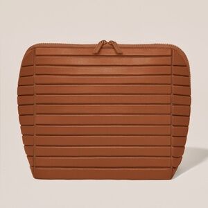 NWOT Parallelle The Large Traveller in Vicuna Brown Camel Fold Down Makeup Bag